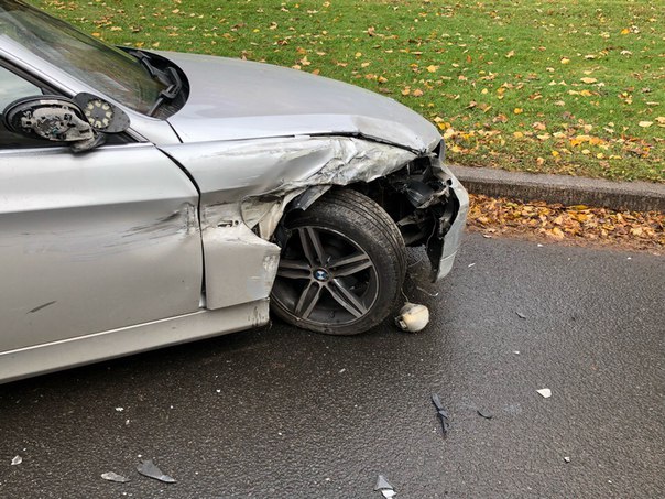 В кармане по Проспекту Мориса Тореза BMW поскользнулся и ушёл в припаркованные NISSAN и VW