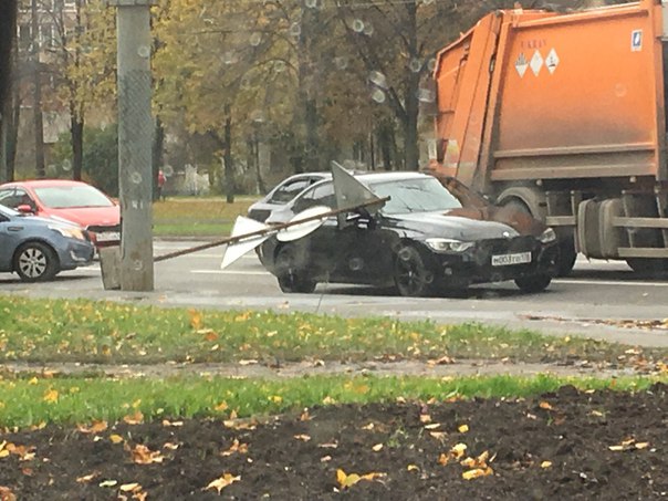 На проспекте Ветеранов дорожный знак упал на БМВ