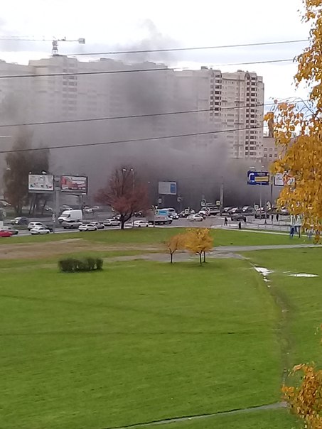 Пожар в подсобном помещении во дворе дома 60 на Кондратьевском проспекте На время съемки пожарных сл...