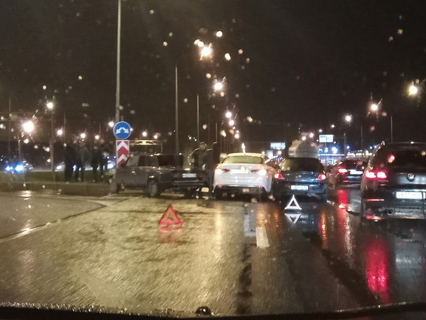 Авария на Пулковском шоссе, после поста ДПС на развороте в сторону Гатчины, 4 машины. Левый и немног...