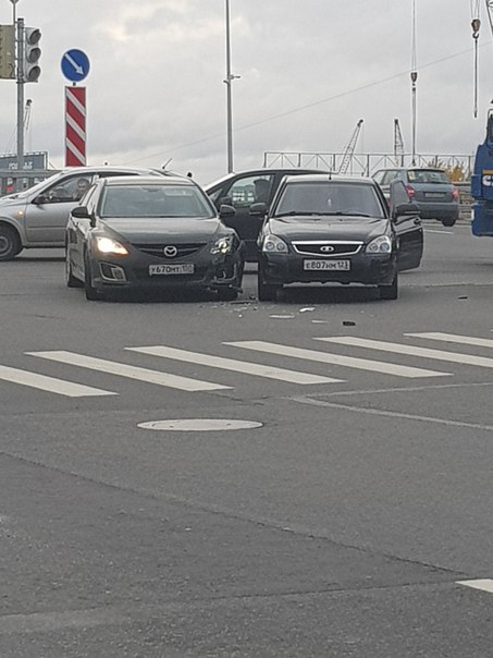 Priora vs Mazda при развороте на Проспекте Героев у моста Кадырова , пробки нет. У приоры бок в мяск...