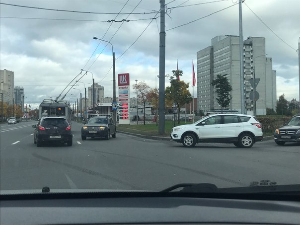 Infiniti и Дастер в ДТП на перекрёстке Жукова и дублёра Петергофского шоссе