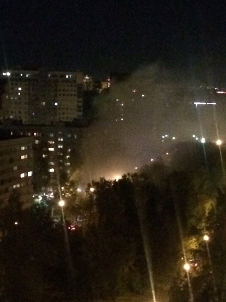 Аллея Котельникова вся в дыму что-то горит сверху дома, пожарные на месте