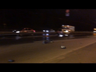 На проспекте Косыгина, пьяный водитель похоже подрезал машину и влетел на полном ходу в столб 23:50 ...