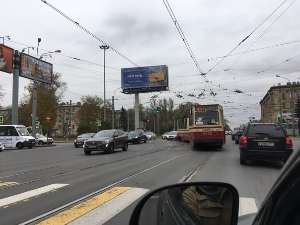 На Светлановской площади Легковой автомобиль врезался в трамвай 55, едущий со стороны Б. Сампониевск...