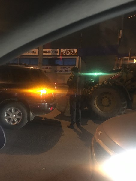 На Блюхера, рядом с Полюстровским, трактор подцепил ковшом автомобиль