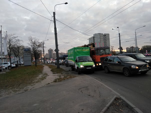 На перекрёстке Маршала Жукова и Петергофского шоссе грузовик приехал в пожилую, но боевую Volvo XC9...