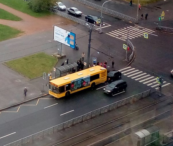 На остановке перекрестка Ивана Фомина и проспекта Просвещения ВАЗ 2114 врезался в автобус