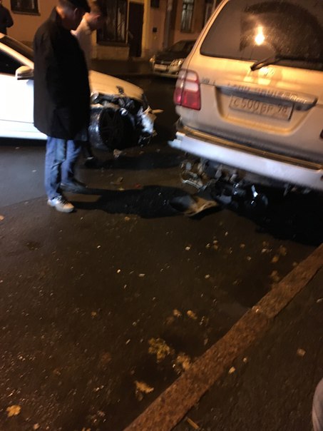 На улице Воскова 18, белый mercedes на приличной скорости влетел в припаркованную машину. хотел уеха...