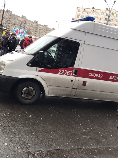 Возле входа в ТРК "Невский" (метро Дыбенко) пьяный мужчина разбил голову об асфальт,приехали полиция...