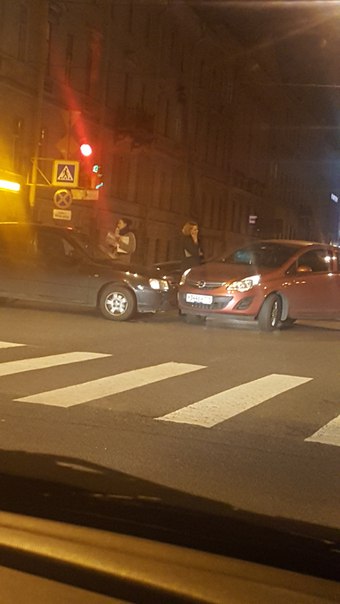Девушки попали в ДТП на перекрестке Римского-Корсакова и Лермонтовского проспекта