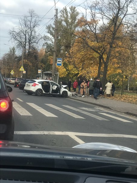 Лобовое ДТП на проспекте тореза дом 21 с пострадавшими несколько человек один из них ребёнок лет 10.