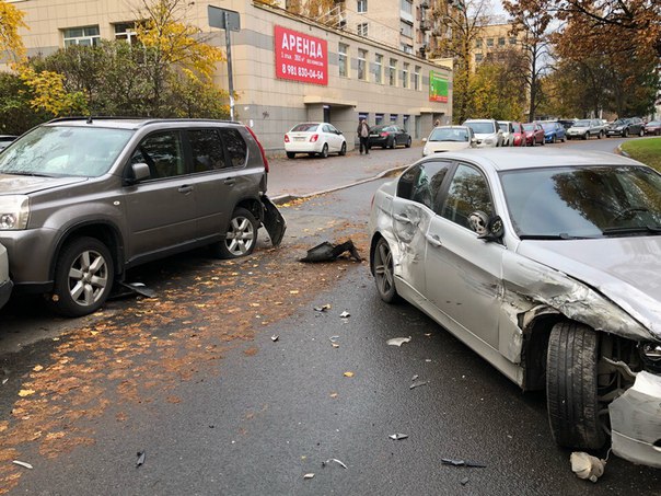 В кармане по Проспекту Мориса Тореза BMW поскользнулся и ушёл в припаркованные NISSAN и VW