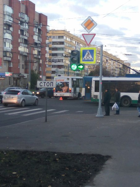 Притерлись маршрутка и автобус на пересечении Зины Портновой и Ленинского, мешают движению. Большие ...