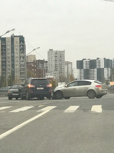 На углу Ворошилова и Ванеева замес из трёх транспортных средств. Актуально на 09:13