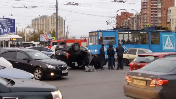 На перекрестке пр.Большевиков и улицы Коллонтай вторая авария, как только уехала машина ДПС с первог...