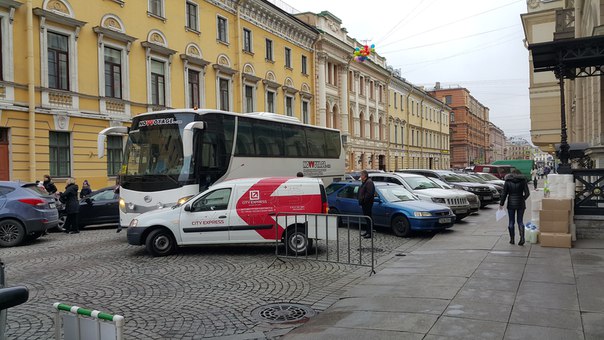На Итальянской водитель доставки не заметил автобус.