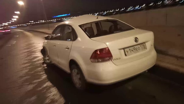 В 3:30 на Смольной набережной Volkswagen Поло врезался в рекламный столб .на месте ДТП обнаружены д...