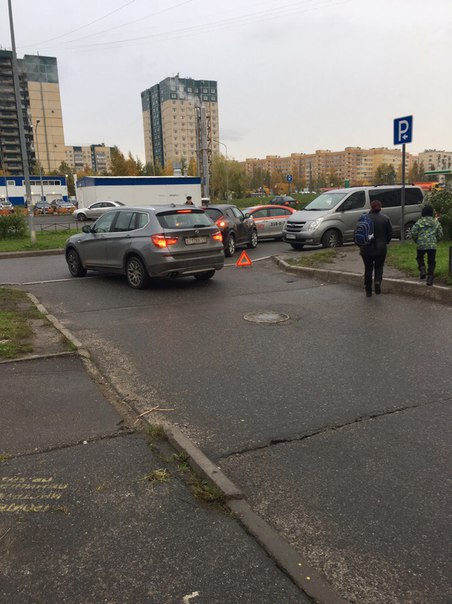 Доблести/Захарова, напротив Газпрома во дворах авария, заблокировали выезд на Захарова, к выезду на ...