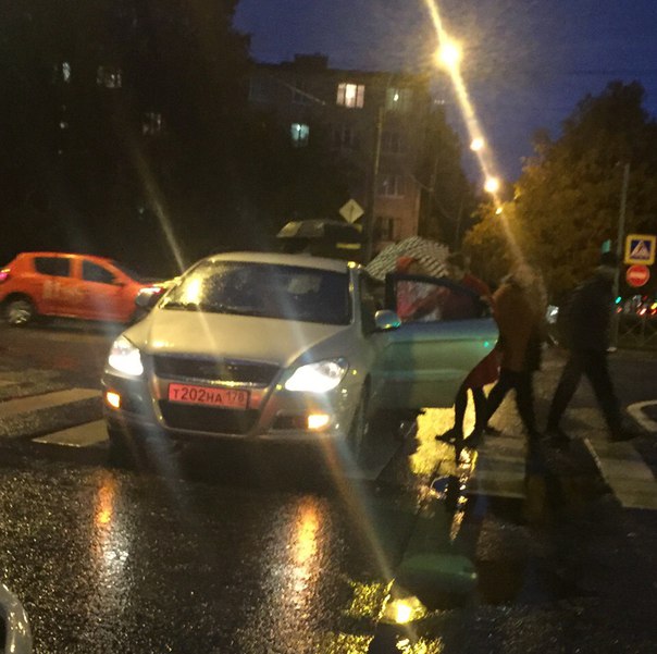 В 18:30 на перекрёстке Замшиной и Бестужевской улиц была сбита женщина на пешеходном переходе, винов...