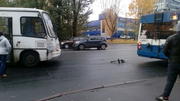 На улице Седова в троллейбус въехала маршрутка, в маршрутку легковушка, легковушку развернуло на вст...