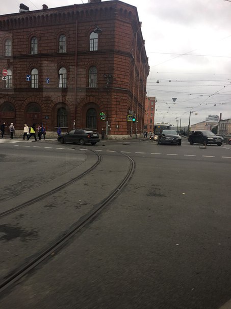 Ланос и Lexus столкнулись на перекрестке Старо-Петергофского проспекта и Лоцманской улицы