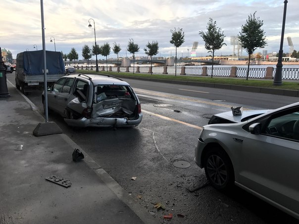 Mazda 3, Поло и Ford встретились на Набережной Макарова, дом 12