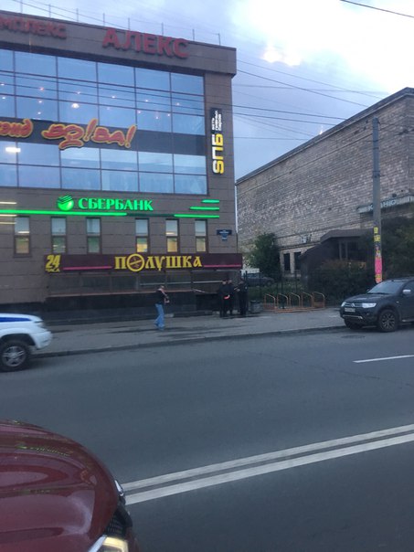 Оцеплен магазин Полушка рядом с м. Ломоносовская по адресу:ул. Бабушкина дом 36, стоит наряд ППС, вх...