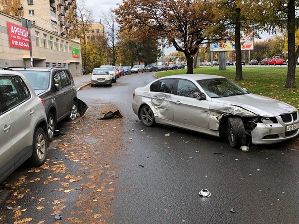 В кармане по Проспекту Мориса Тореза BMW поскользнулся и ушёл в припаркованные NISSAN и VW