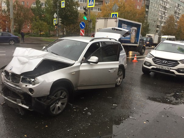 Со Светлановского Hyundai поворачивал на Веденеева и не пропустил Х3 проезжающий прямо по Светлановск...