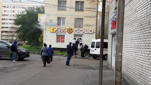 При попытке ограбления ювелирного магазина 585Gold в доме 97 на проспекте Ветеранов были задержаны н...