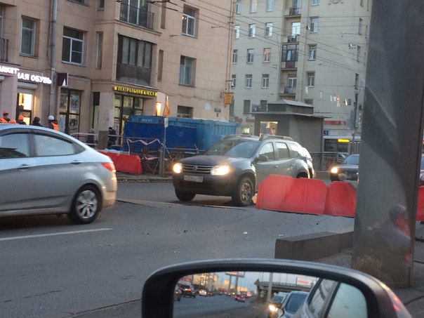 Беда с асфальтом на Ивановской в сторону Володарского моста , после перекрёстка с ул. Бабушкина