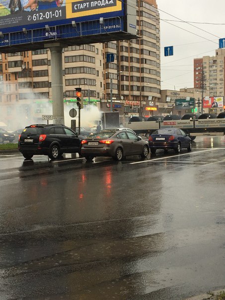 Загорелся газон на перекрестке Славы и Бухарестской... Проезжающие помогают тушить.