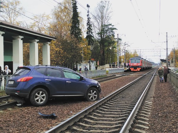 Nissan Мурано вылетел на рельсы у Ж/д ст. Репино.