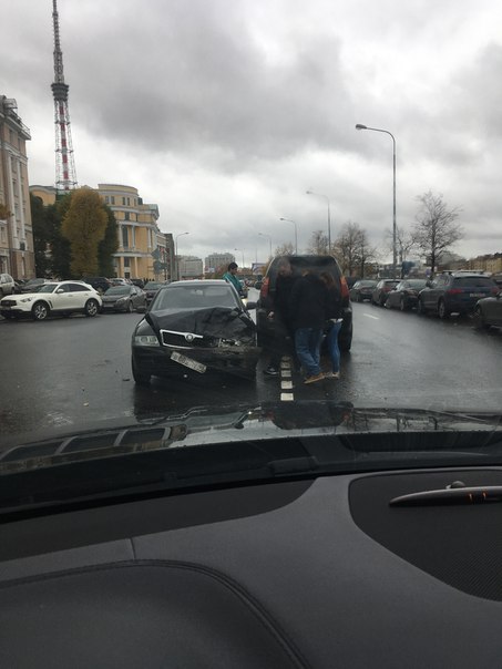 Skoda приуныла от удара на перекрёстке улицы Профессора Попова и Аптекарской набережной