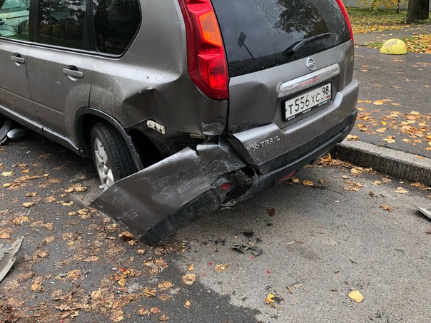 В кармане по Проспекту Мориса Тореза BMW поскользнулся и ушёл в припаркованные NISSAN и VW