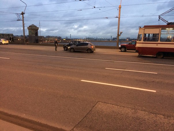 На мосту Александра Невского не поделили полосу Peugeot и Нива... трамваи стоят.