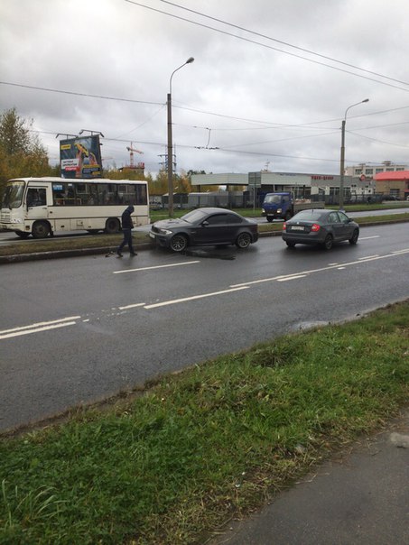 На М.Блюхера напротив Евро авто. БМВ сильно газанул на мокрой дороге !