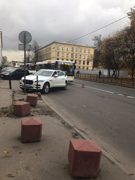 Полюстровский проспект в сторону пл. Калинина, напротив рынка. Мадам не заметила автобус при выезде ...