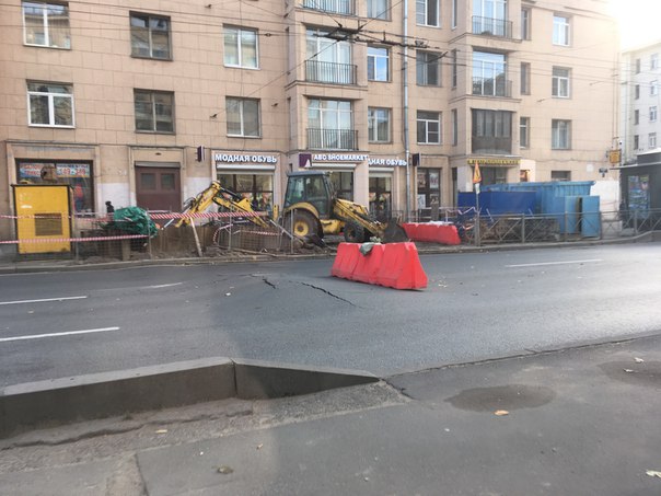 Беда с асфальтом на Ивановской в сторону Володарского моста , после перекрёстка с ул. Бабушкина