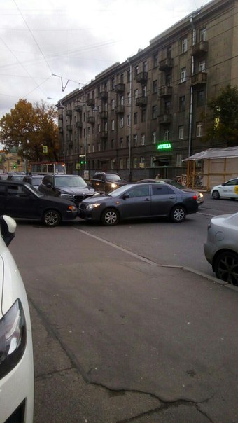 Встретились красавцы на выезде с территории парковки у Альфа банка на улице Лебедева
