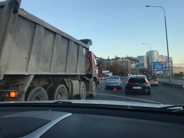 Зацепили Шкоду на Свердловской набережной перед Пискаревским