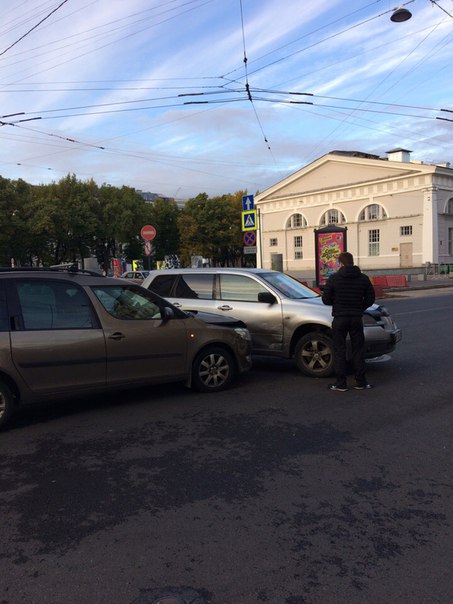 Skoda выезжая со второстепенной улицы Якубовича врезалась в Митцубиси, который ехал по Почтамтскому ...