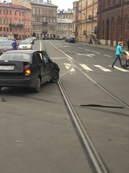 Ланос и Lexus столкнулись на перекрестке Старо-Петергофского проспекта и Лоцманской улицы