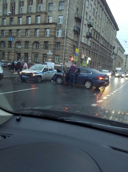 На перекрестке бульвара Красных зорь и Бабушкина в сторону Ивановской водитель не уступил дорогу ДПС...
