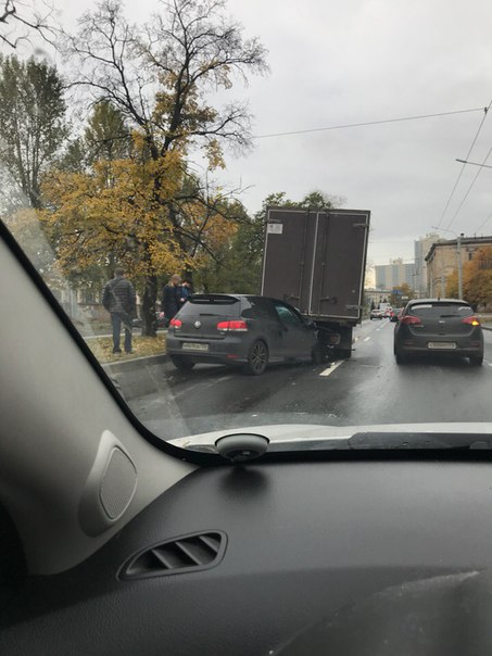 Гольф заехал под фургон на Светлановском проспекте в сторону площади