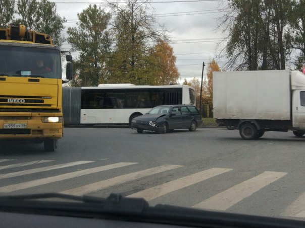 Шоссе Революции 84 У Volvo разбит бок, небольшая пробка