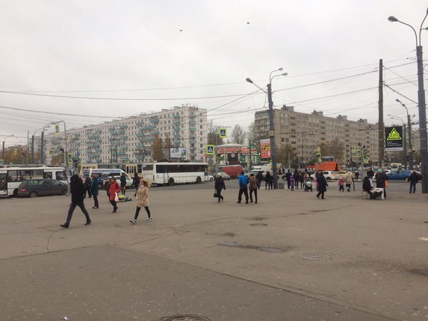 На перекрёстке улицы Дыбенко и проспекта Большевиков не работают светофоры. Очень тесно.