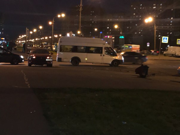 На перекрестке Брестского бульвара и улицы Маршала Захарова ДТП ,движению не мешают