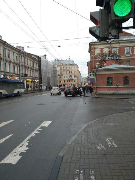 После ДТП на перекрестке Суворовского и 3-советской Водители кричат и доказывают, что каждый ехал на...